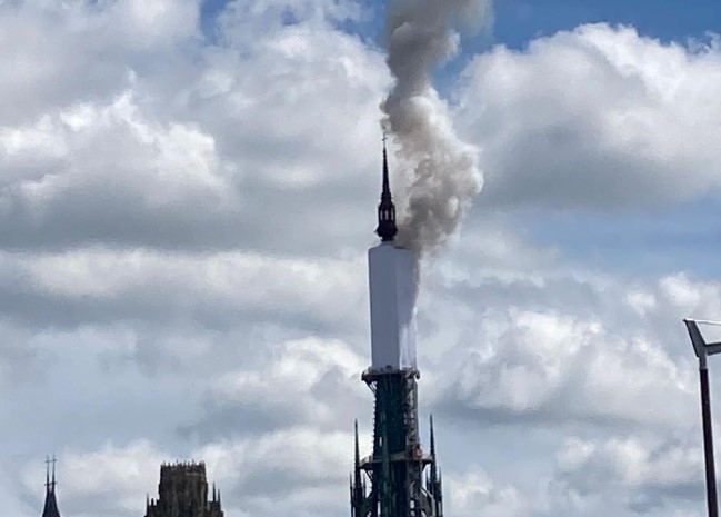 Rouen Gotik Katedrali"nin Kulesinde Yangın Endişe Yaratıyor